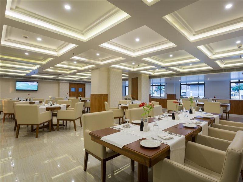 Classic Grande,A Member Of Radisson Imphal Ngoại thất bức ảnh