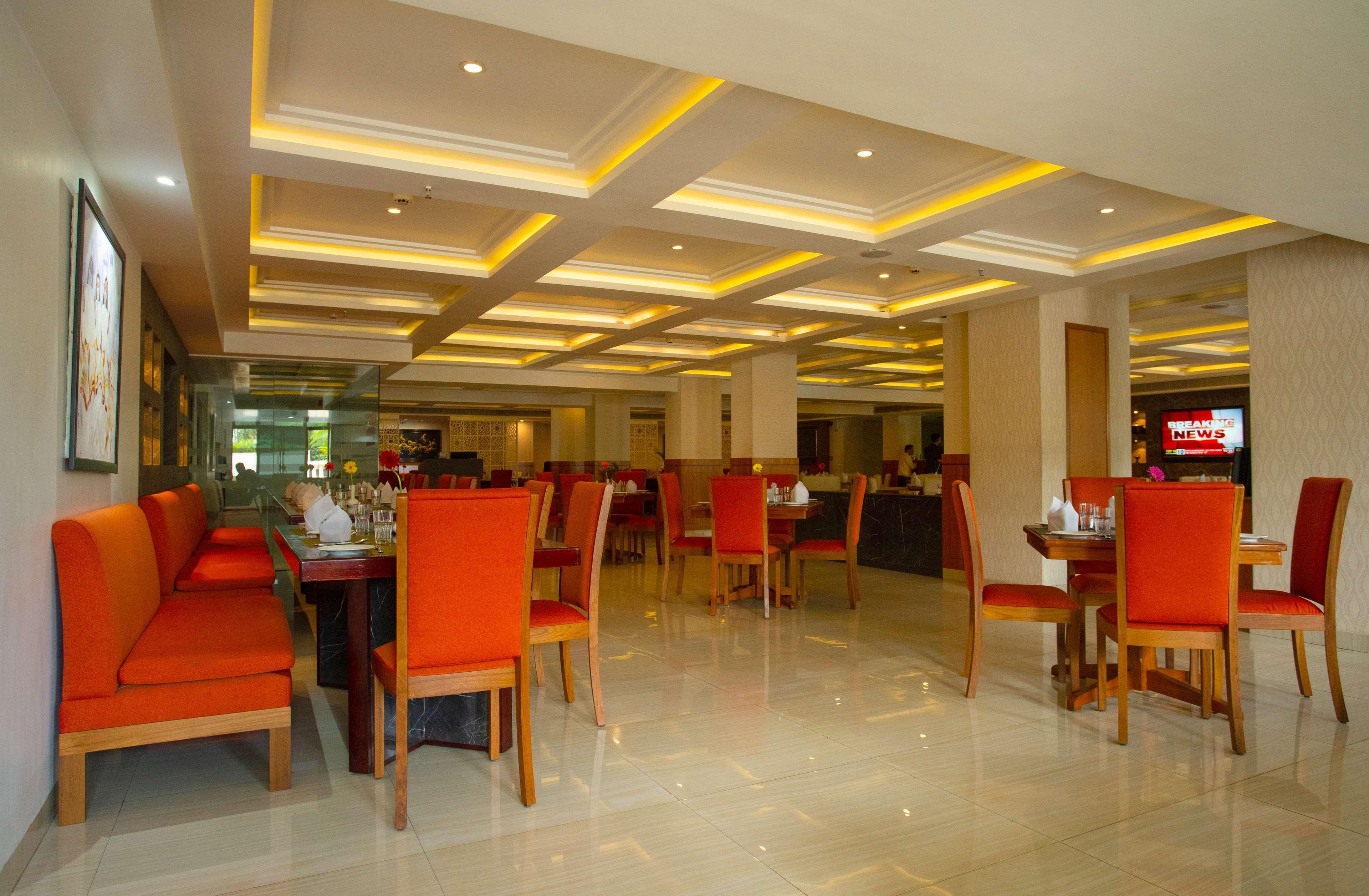 Classic Grande,A Member Of Radisson Imphal Ngoại thất bức ảnh