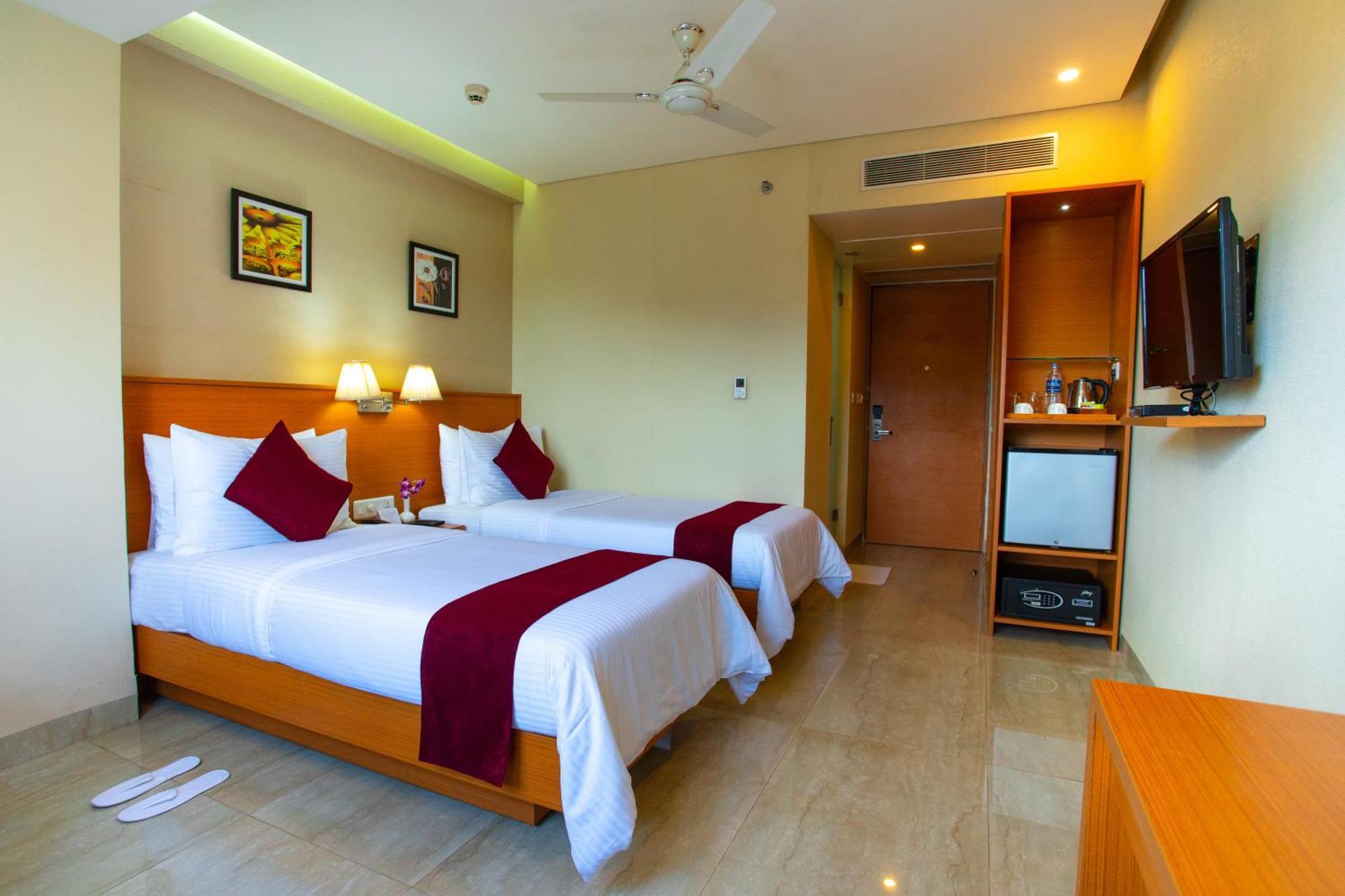 Classic Grande,A Member Of Radisson Imphal Ngoại thất bức ảnh