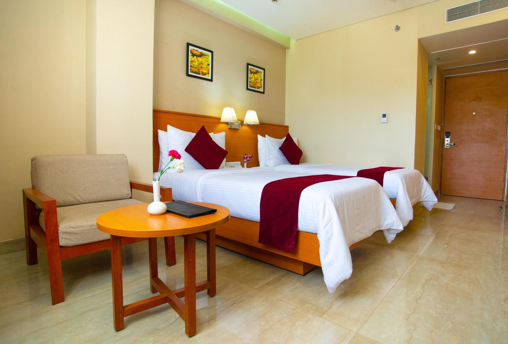 Classic Grande,A Member Of Radisson Imphal Ngoại thất bức ảnh