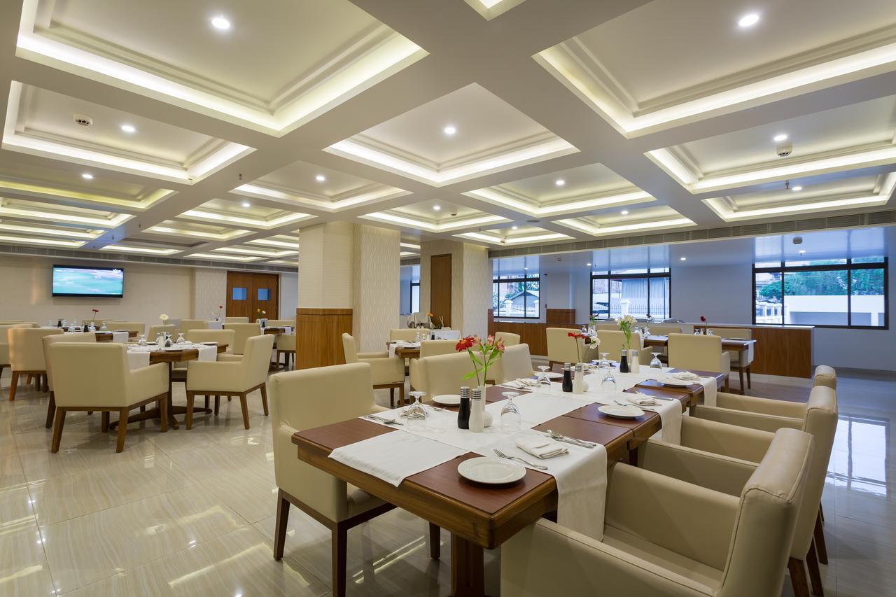 Classic Grande,A Member Of Radisson Imphal Ngoại thất bức ảnh